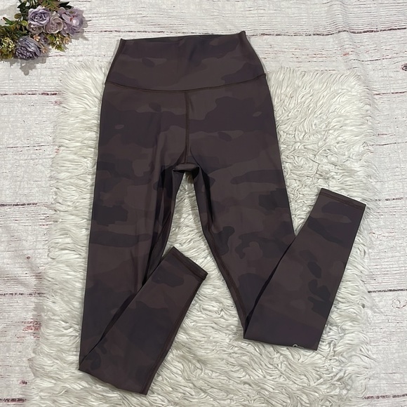 ALO Yoga High-Waist Vapor Leggings in Coco Camo - Picture 2 of 11